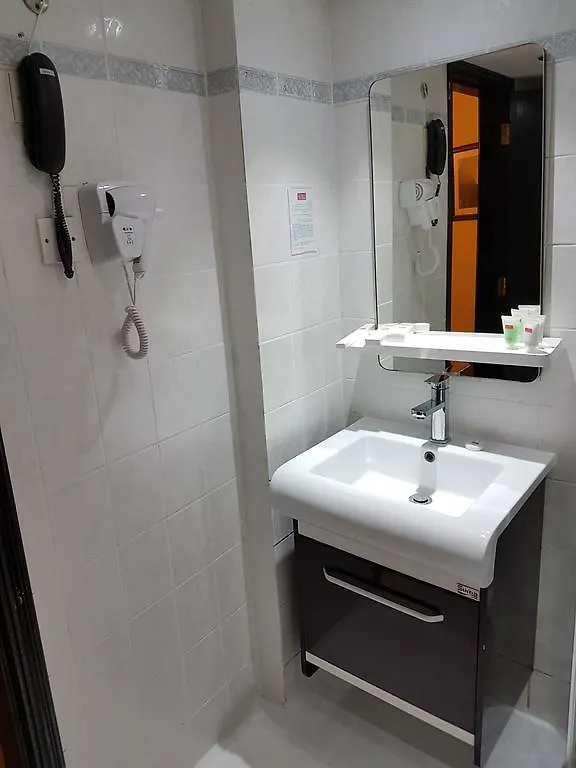 דובאי Al Jawhara Metro Hotel